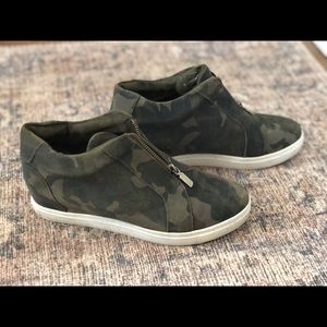 Blondo Women's Glenda Sneaker - Camouflage size 9